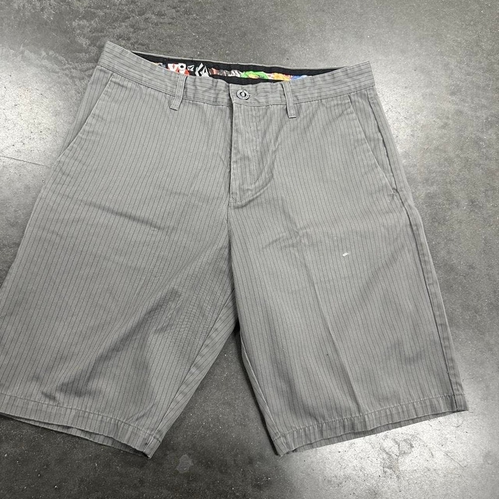 Volcom grey pinstripe baggy shorts with cartoon graffiti inner graphic Sz 34